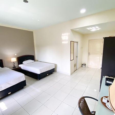 Central City Hotel Perabumulih Екстериор снимка